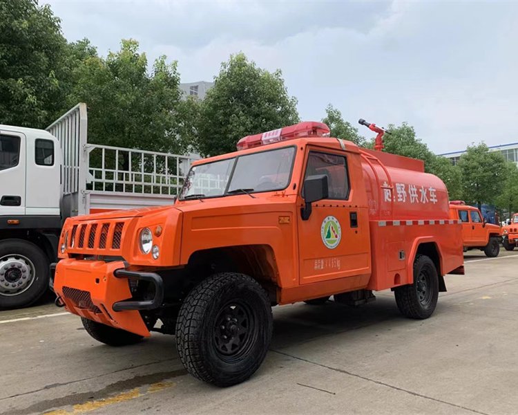 森林供水車(chē)四驅(qū)越野消防水車(chē)防火運(yùn)兵車(chē)生產(chǎn)廠(chǎng)家