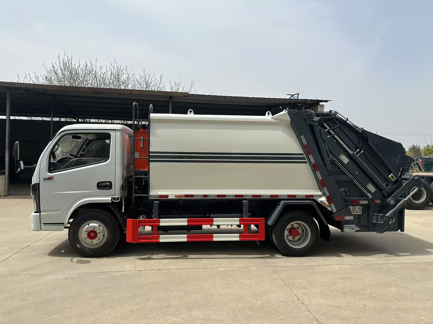 7方藍牌壓縮垃圾車多利卡小型垃圾轉運車廠家供應現(xiàn)車底價出售