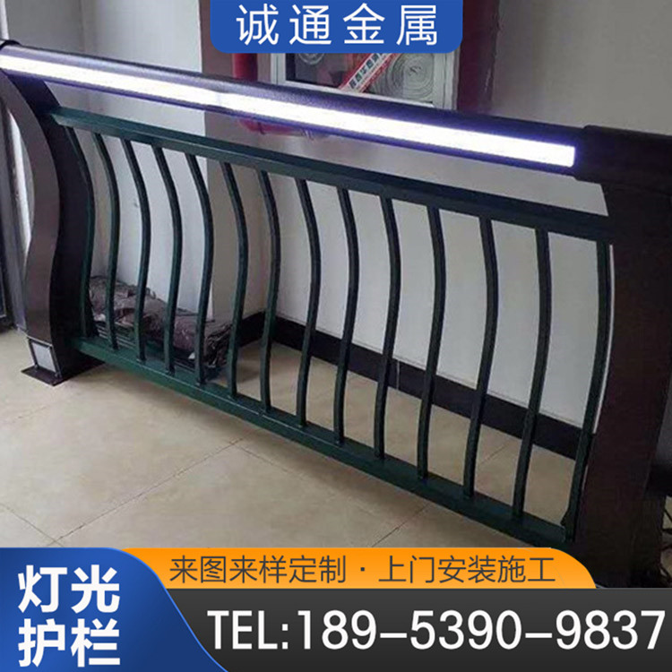 天橋不銹鋼護(hù)欄照明防護(hù)效果強(qiáng)大型生產(chǎn)廠家產(chǎn)品穩(wěn)固結(jié)實(shí)誠(chéng)通金屬