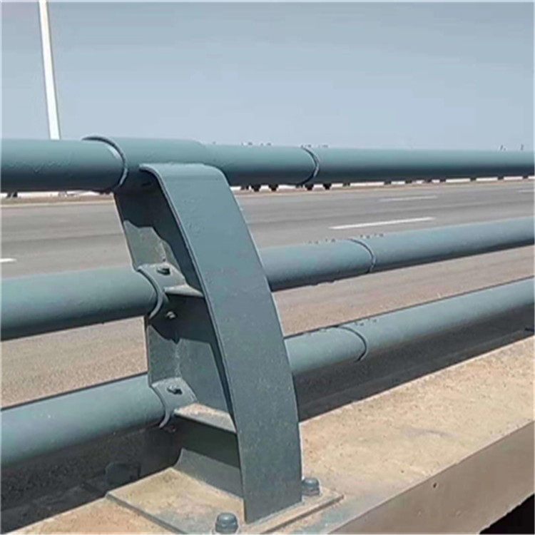 靜電噴塑橋梁防撞護(hù)欄不銹鋼復(fù)合管鄉(xiāng)村公路防護(hù)欄持久耐用
