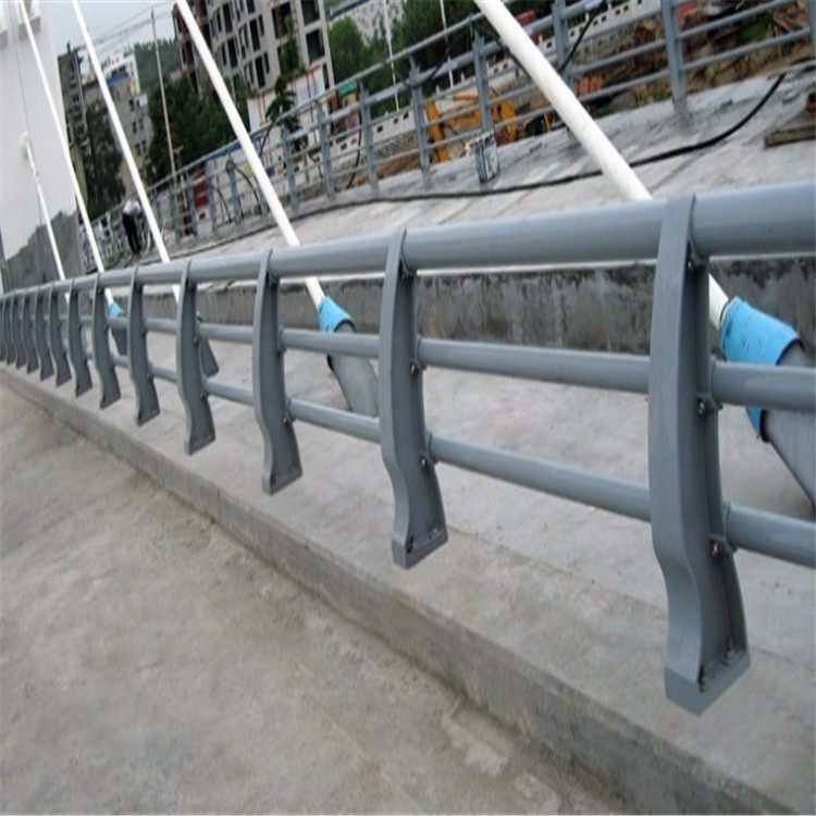 橋梁金屬防撞護(hù)欄鐵管噴塑交通道路隔離欄桿抗老化耐腐蝕